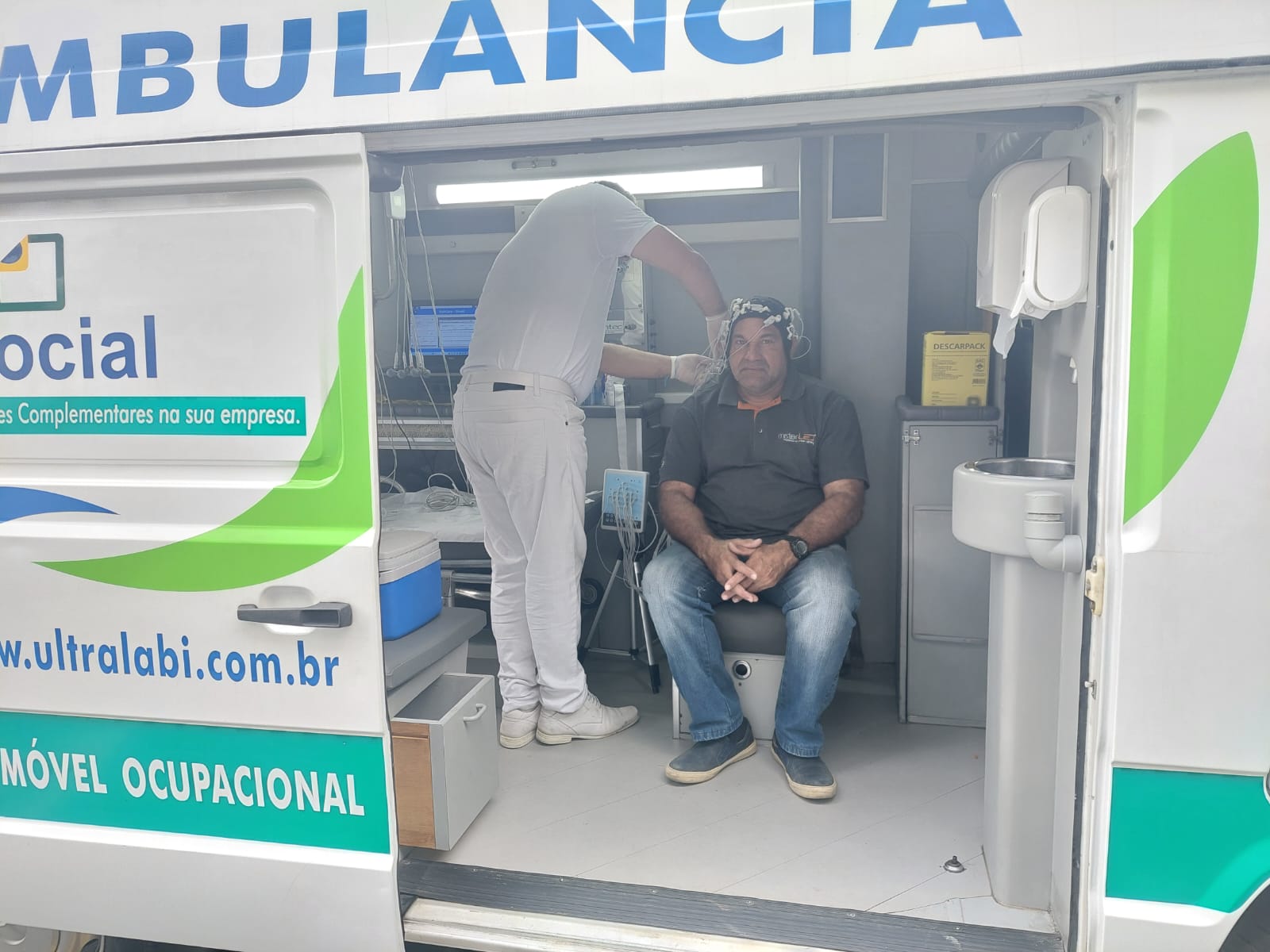 Exame neurológico sendo preparado na unidade móvel